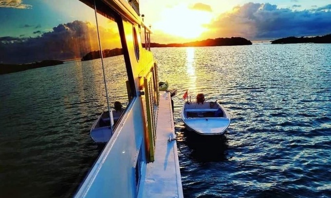 Upper Matecumbe Key Boat Rental | 360 DEGREE WATERVIEW HOUSEBOAT