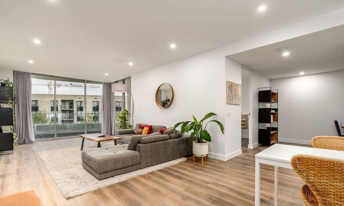 Capital Hill Apartment | New to VRBO: Spacious APT, 8 mins to Old Parliament House!