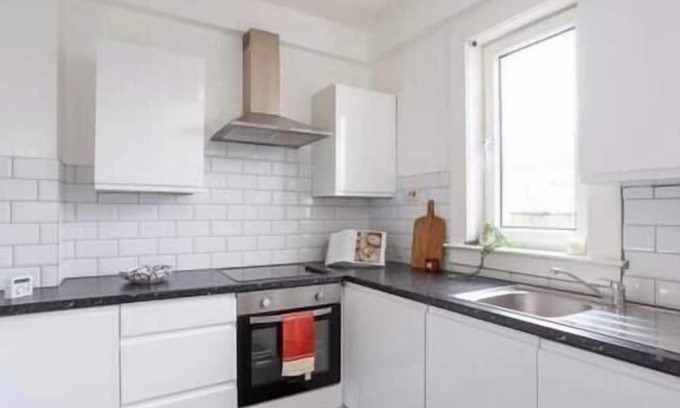 Shotts Apartment | Vibrant & Modern 2-bedroom Apartment between GLA/EDI
