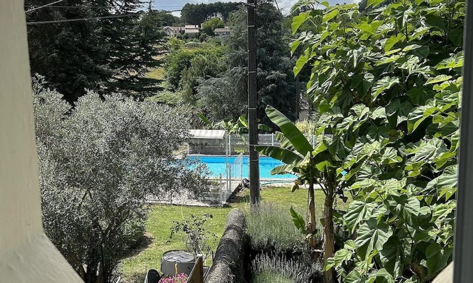 Verdelais Bed & Breakfast | Bed and Breakfast 'Chambres Dans L'entre 2 Mers' with Shared Pool, Wi-Fi and Air Conditioning