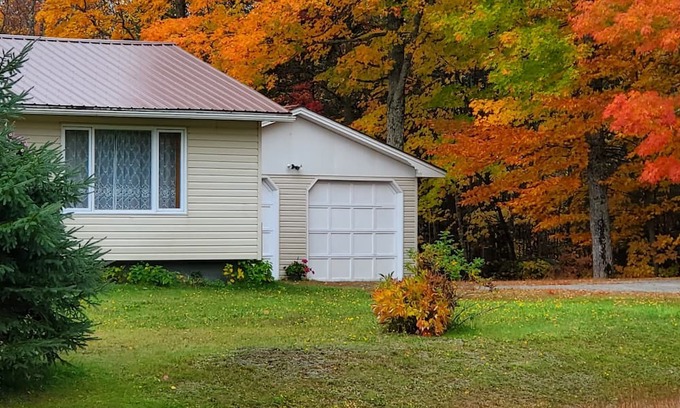 Central Hainesville House | Private 3 bedroom rural property with pond 5 minutes to Crabbe Mountain skiing.