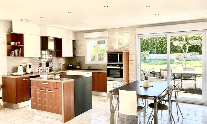 Venansault House | Maison Spacieuse Avec Jardin à 25min des Sables D'olonne