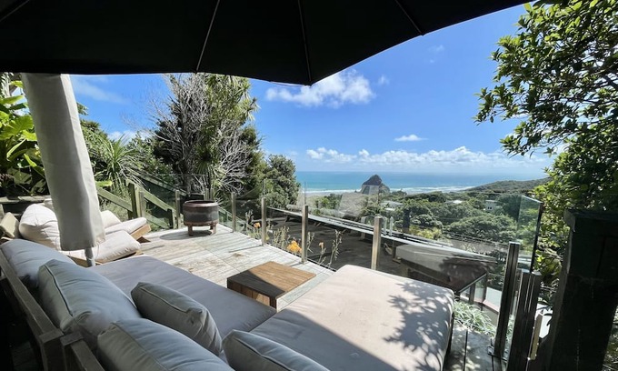 Piha House | Panoramic Views. Modern Batch. Walk to the beach.