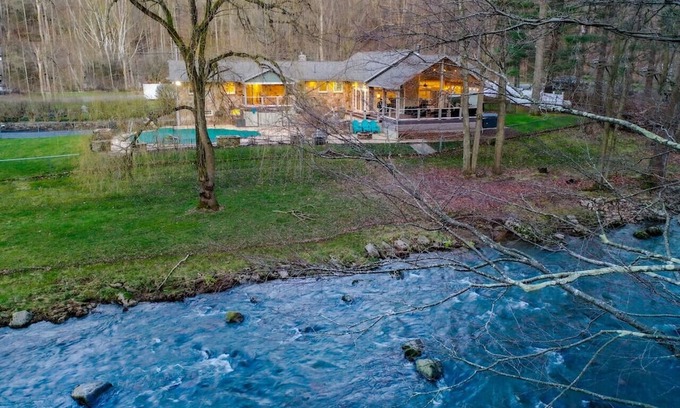 Friendsville House | Waterfront, Pool, Hottub - Deep Creek Lake & Wisp