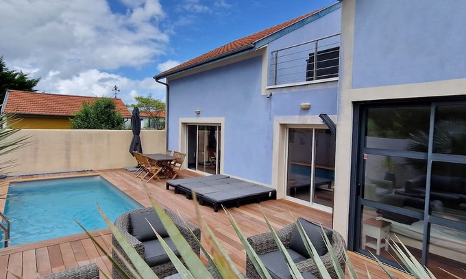 Port District House | Spacious house with swimming pool close to the beach
