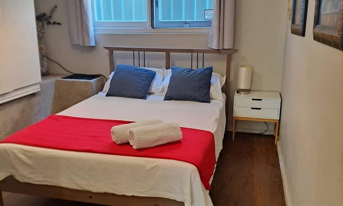 Kingsgrove House | Cosy guest suite. Close to motorway for easy airport access. Families welcome.