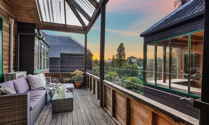 Hamilton East House | Tree Top Retreat in Central City - By KOSH BNB