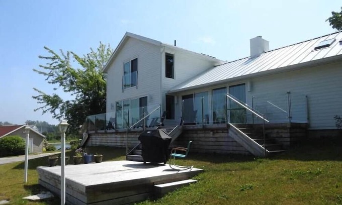 Southampton House | A Wave From it All