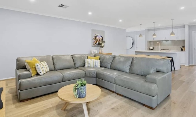 Rosebud House | Peninsula Getaway. 5 minute walk from local shops