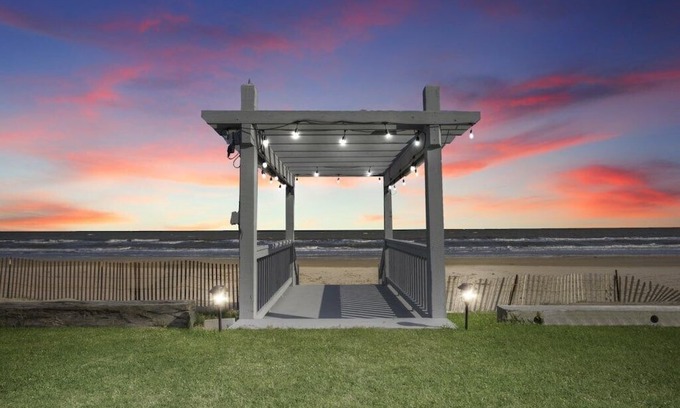 Port Bolivar House | Paradise Palms, Beachfront, Sleeps 10, 3/4, Pet Friendly
