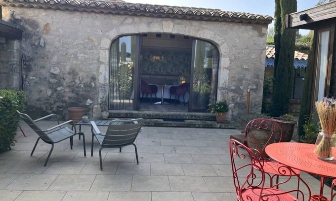 Eygalieres House | Cosy retreat in Eygalieres with artist studio. Walking distance to the village