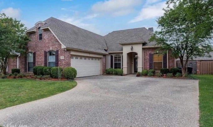 Shreveport House | Charming 4/3 in Twelve Oaks