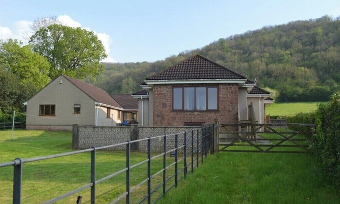 Compton Martin House | Modern single story home on village boundary in Mendip Hills AONB.