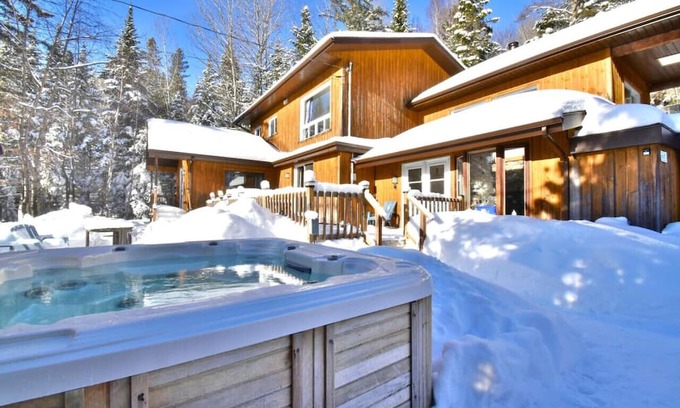Sainte-Lucie-des-Laurentides Ski Chalet | Expériences Acem - SPA + VUE + LAC Avec Embarcations, Kayaks et Pédalos