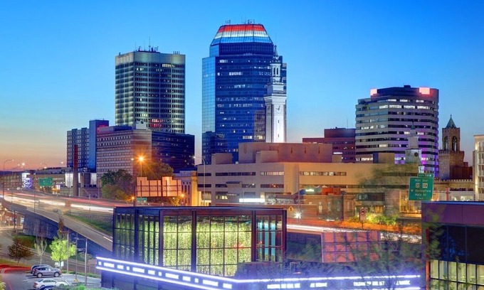 Springfield Apartment | Stylish & Modern Getaway in Downtown Springfield!nn