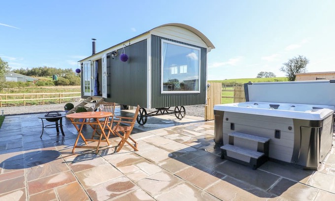 Pontrhydfendigaid Cottage | CWT Y GORS, pet friendly, with hot tub in Pontrhydfendigaid