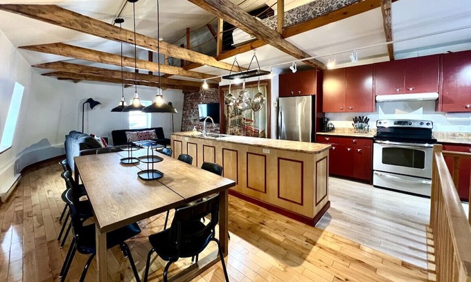 Saint-Jean-Baptiste Apartment | Nice condo with mezzanine floor and terrace.