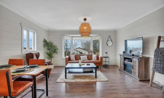 Ottawa Division House | Farmhouse Cottage Feel near the City