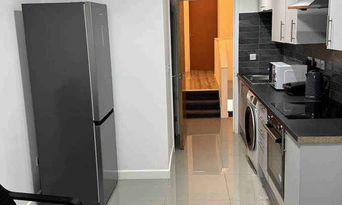 Cathays Apartment | 3-Bedroom Apartment in Cardiff Centre