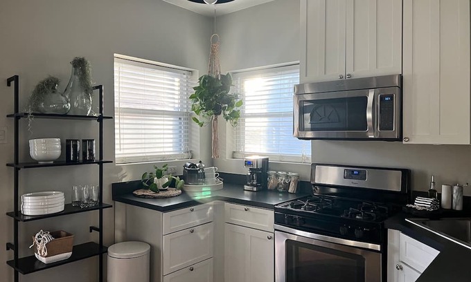 North Center Apartment | Avondale Oasis Beautiful + Bright Condo Logan Square/Avondale