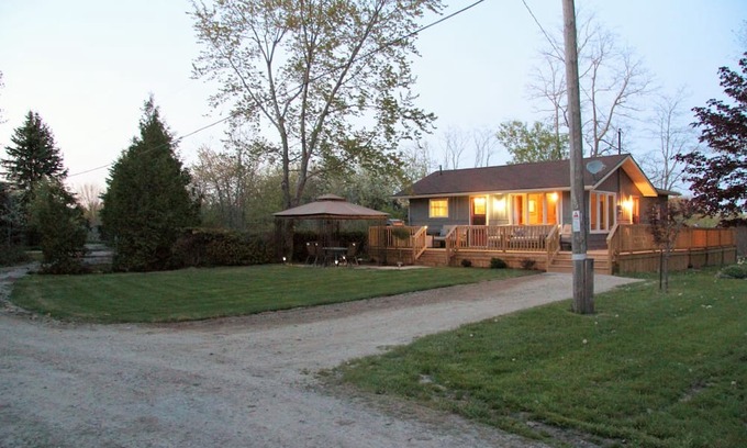 Port Albert Cottage | Lake Street Cottage in Port Albert is ideal for a quiet, relaxing vacation.