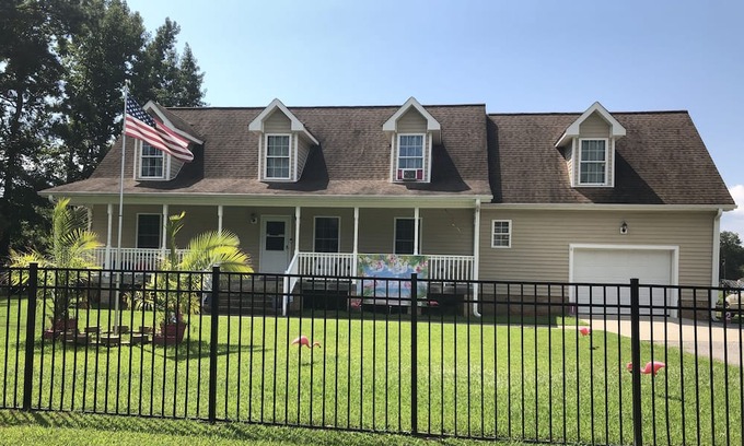 Achilles House | Flamingo Hosptiality Rm 3 with Hot Tub