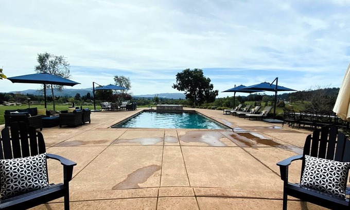 Riebli-Wallace Neighborhood Group House | Secluded Luxury Estate in the Wine County