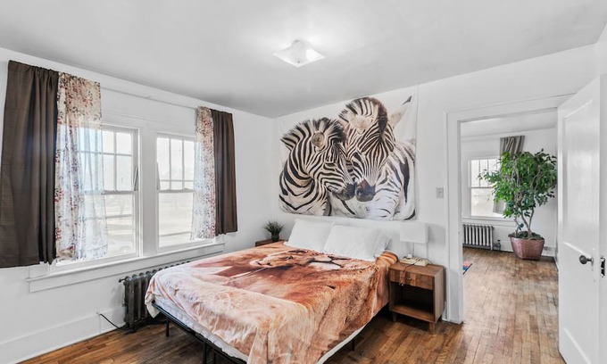 Flint Apartment | Snuggle-in-the-Jungle: Pet friendly + Smart TV + close to everything in Flint!
