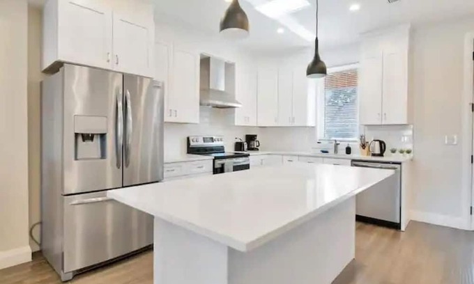 Walkerville House | New Cozy Walkerville Brownstone #10