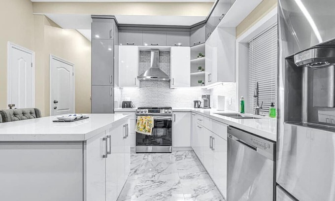 Landsdale House | Stylish 5bed Home Near DT/Hospitals/GO/Lake/TiCats