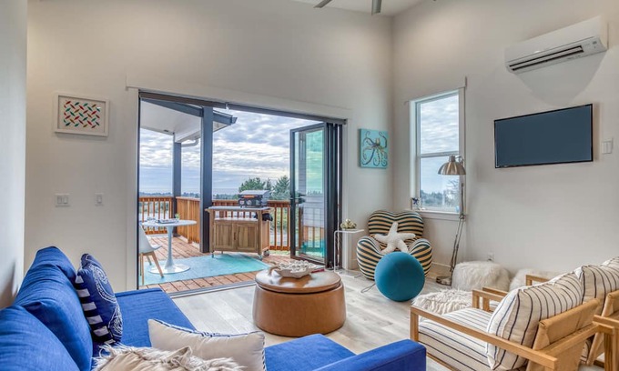 Neskowin House | Ocean Views, NanaWall Glass Doors, Chef’s Kitchen in New Build Above Neskowin!
