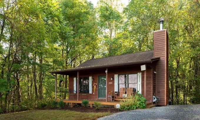Steeles Tavern Cabin | Ivy Cabin, Hot tub and on site Spa!