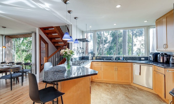 Del Mar Heights Cottage | Stunning Del Mar Home w/Deck: 1 Mi to Beach!