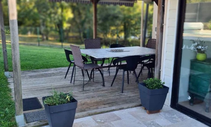 Boisredon House | Holiday Home 'La Font Des Ânes' with Lake View, Wi-Fi and Air Conditioning