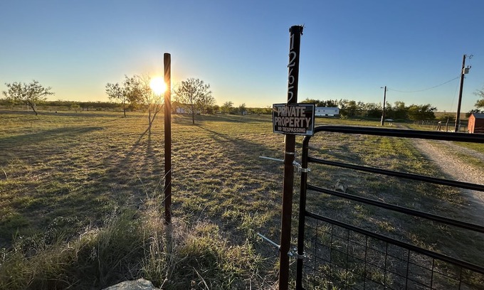 Lockhart RV Rental | Campsite 20 min to Austin/Kyle/SanMarcos/COTA!