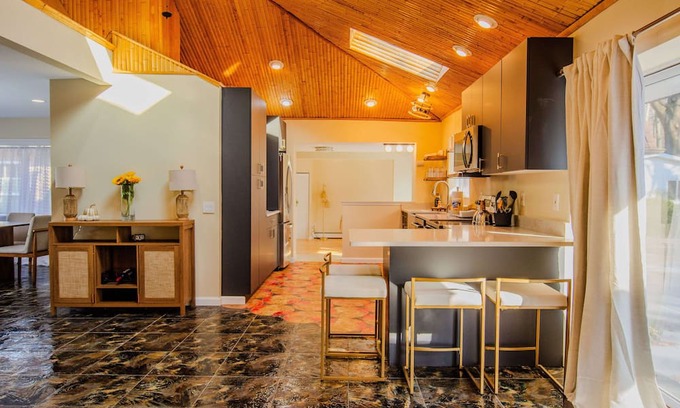 Rochelle Park House | Spacious 3 BED / 3 BATH - Close to NYC w/ Pool & Hot Tub