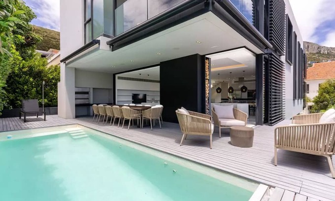 Fresnaye Villa | Spacious & Exclusive 6 Bedroom Villa positioned b/w Signal Hill and Sea Point