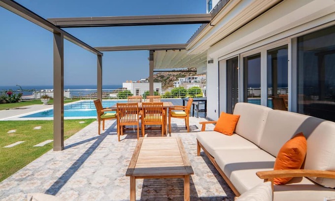 Yalikavak Villa | Villa w Pool Garden Patio 1 min to Beach in Bodrum