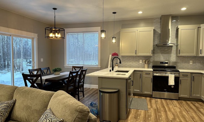 Wasilla House | Gorgeous and new home, the convenience of the urban and the privacy of the rural