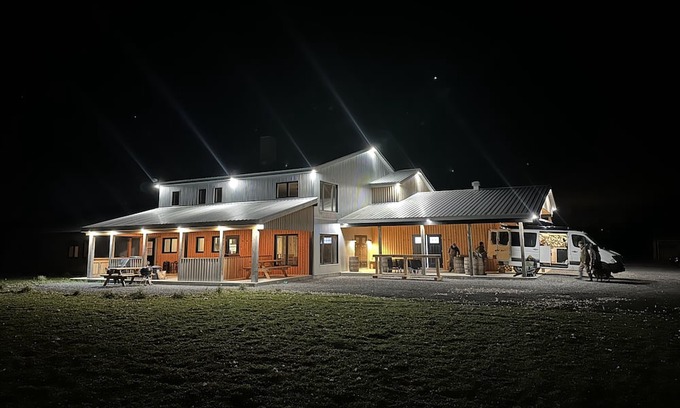 Sainte-Seraphine Cabin | Le Lodge Vous Offre une Expérience Paisible et Immersive en Zone Agricole