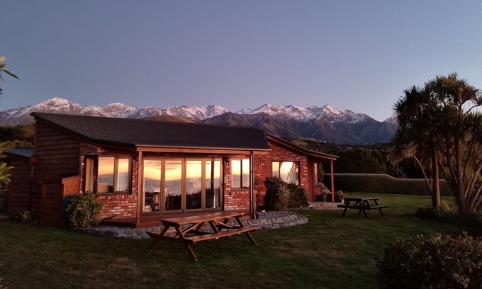 Hapuku House | Unwind and rejuvenate amidst the scenery of the ocean and snow-capped mountains.