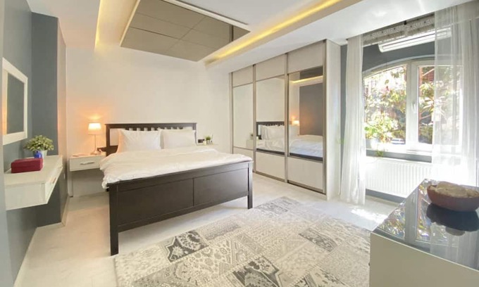 Uskudar Apartment | Flat with Bosphorus View and Backyard in Uskudar