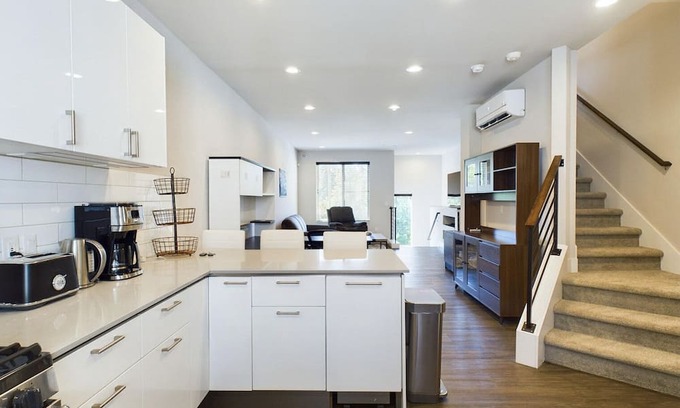 Sammamish House | Stylish Sammamish 1BR w/ Parking & In-Unit W/D, by Blueground