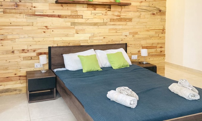 Pieta Apartment | XL Central Home, Close to Valletta and Sliema, King Size Bed