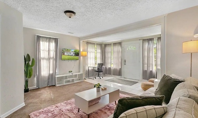 Lakeshore South House | Enjoy a wonderful & warm experience at this centrally-located place