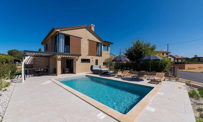 Kadumi House | Villa Vallis, modern villa for 4 people with heated pool, whirlpool and sauna only 5.5 km from Porec