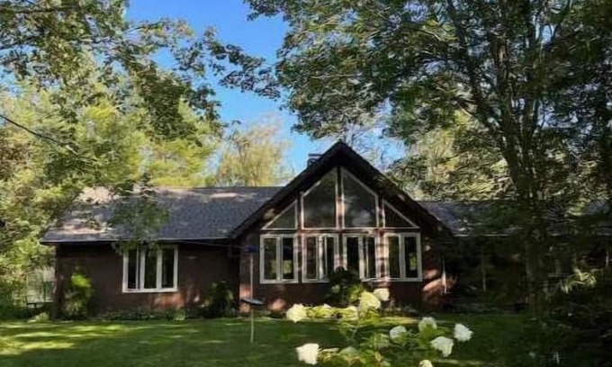 Goshen House | Sun-Soaked Chalet Near Lake and Ski Mountain