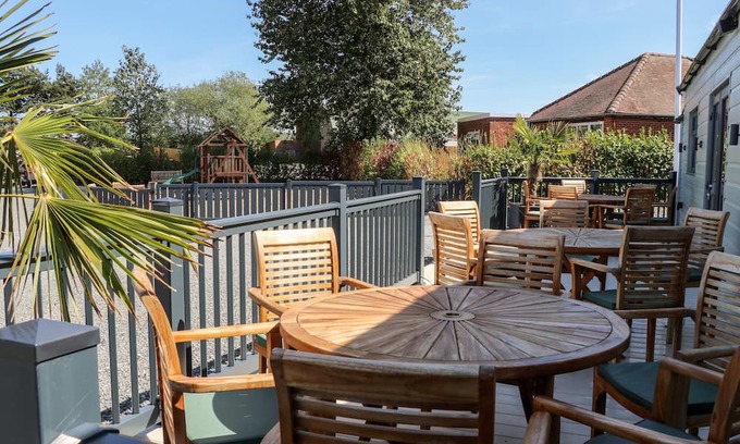 West Heslerton Cottage | TORTWORTH LODGE, pet friendly, with hot tub in Sherburn