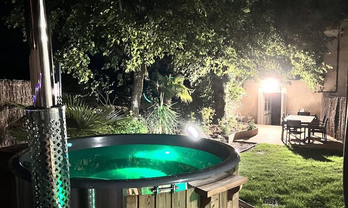 Ceyzerieu House | Maison Bohème Avec Bain Nordique. Vélo et Table de Ping-pong. Animaux Bienvenus