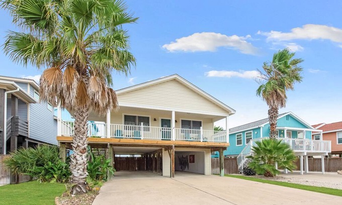 Leeward Sands House | Sleeps 9! Pet friendly!